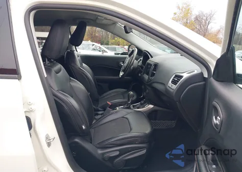 2020 Jeep Compass Latitude 4X4 z USA, uszkodzony, nr VIN 3C4NJDBB1LT145449